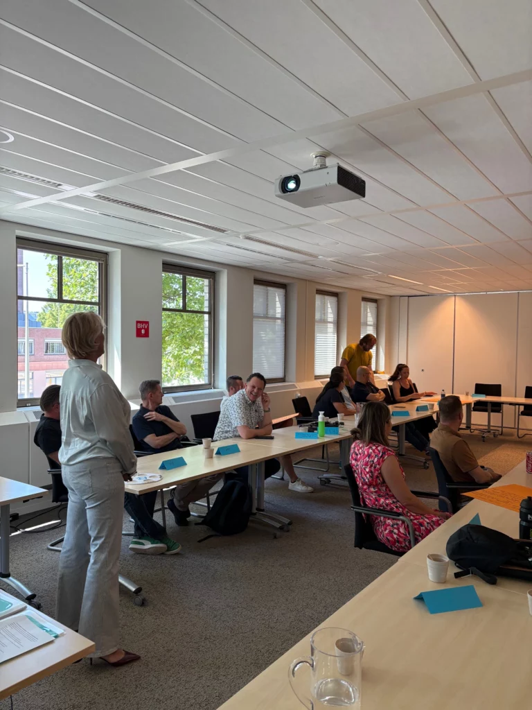 Karin Bosman geeft de training 'De Proactieve Vertrouwenspersoon'